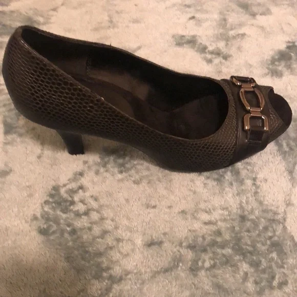 Aerosoles Black “Alligator” High Heeled Shoes Size 10M - Picture 2 of 8